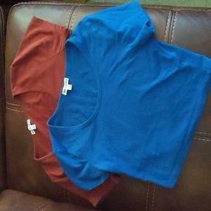 Set of 2 crop tops!!